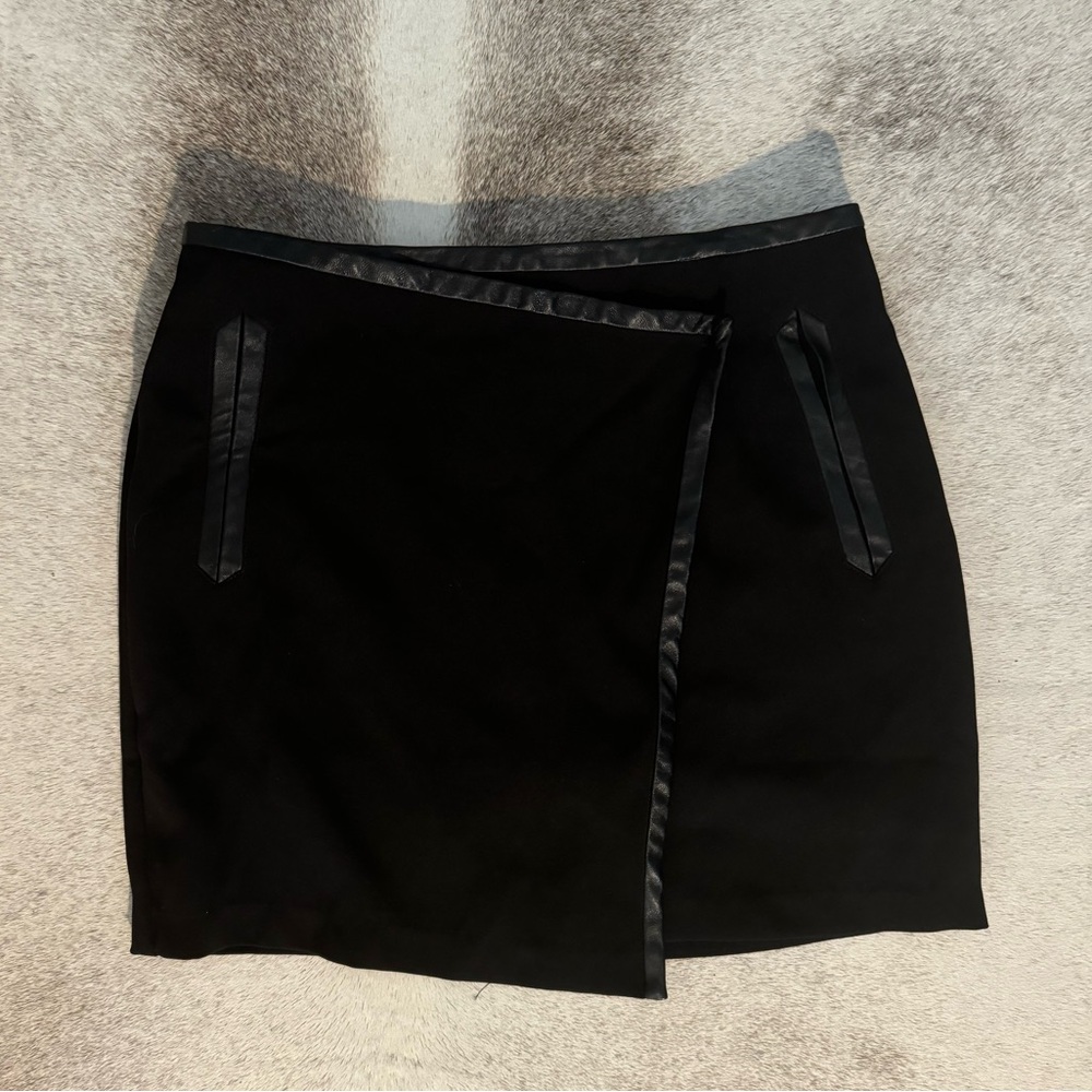 Line & Dot skirt with leather trim